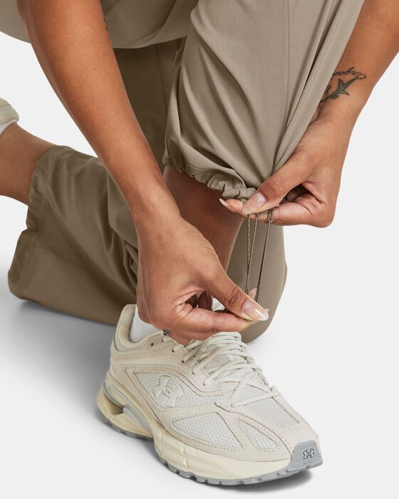 Women's UA ArmourSport Woven Cargo Pants image number 3